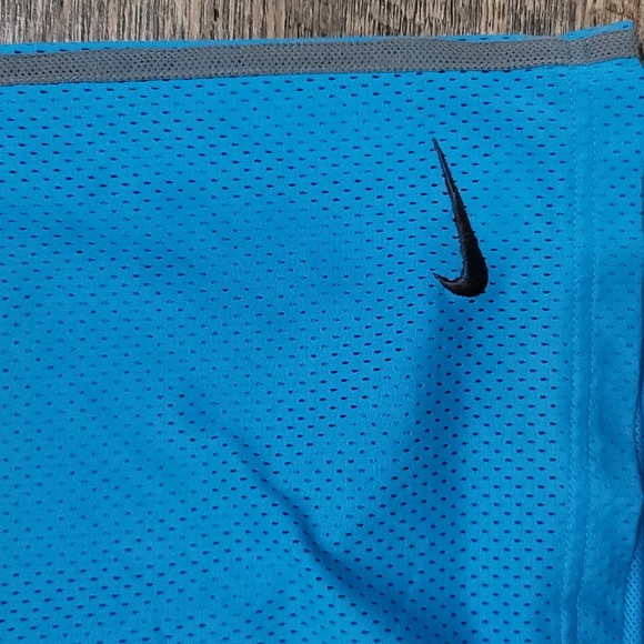 Very gently loved blue Nike basketball shorts youth LG mint condition quick-dry - Picture 2 of 4
